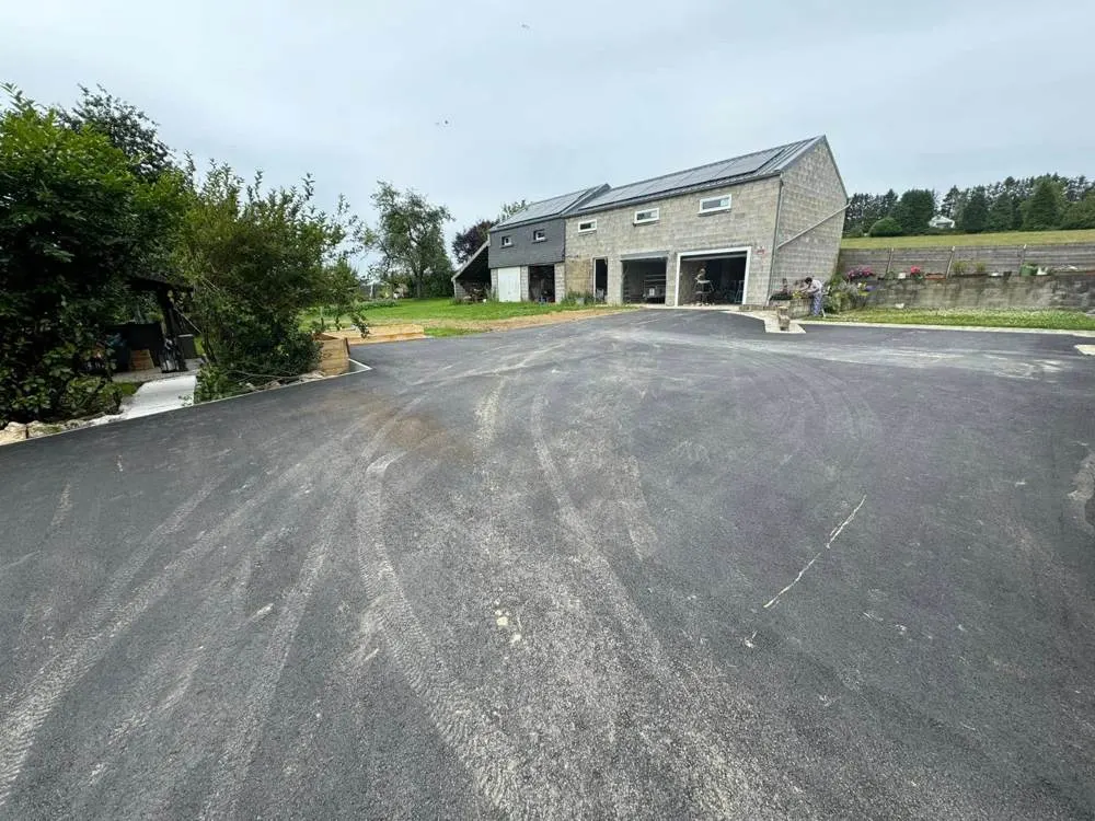 Allée en tarmac neuve devant une maison