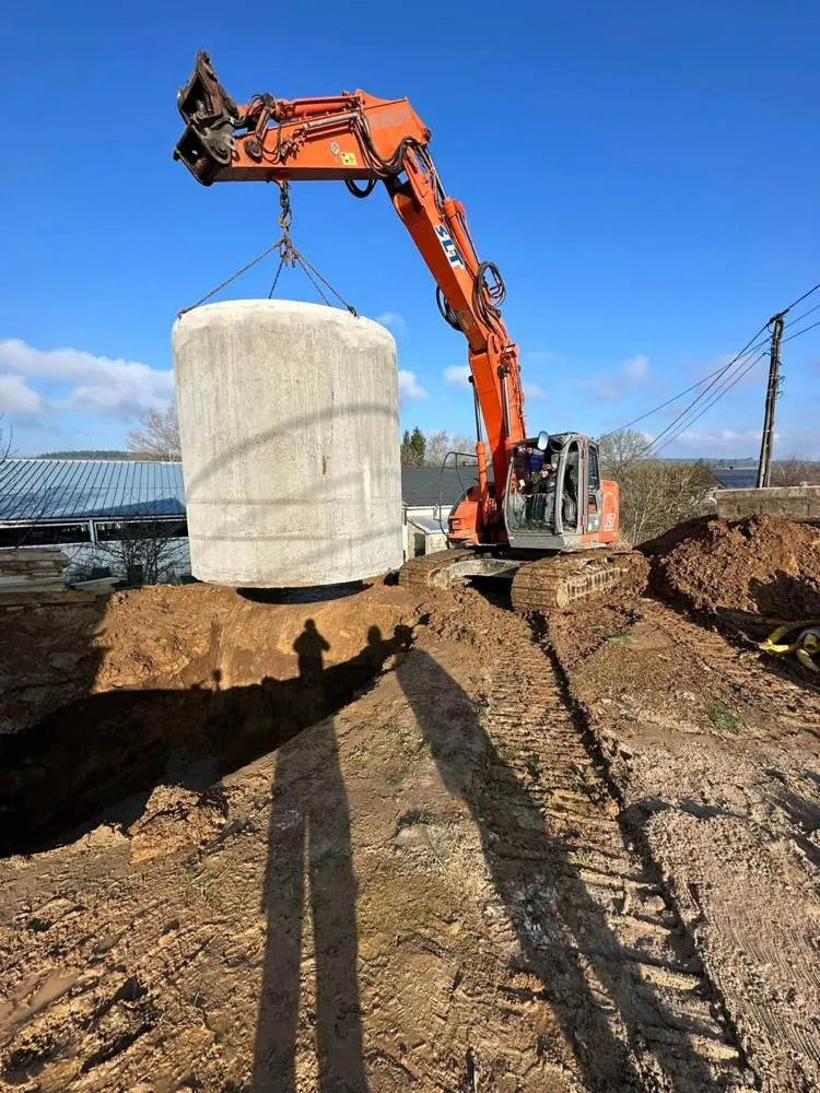 Pose d'une citerne béton à la pelle