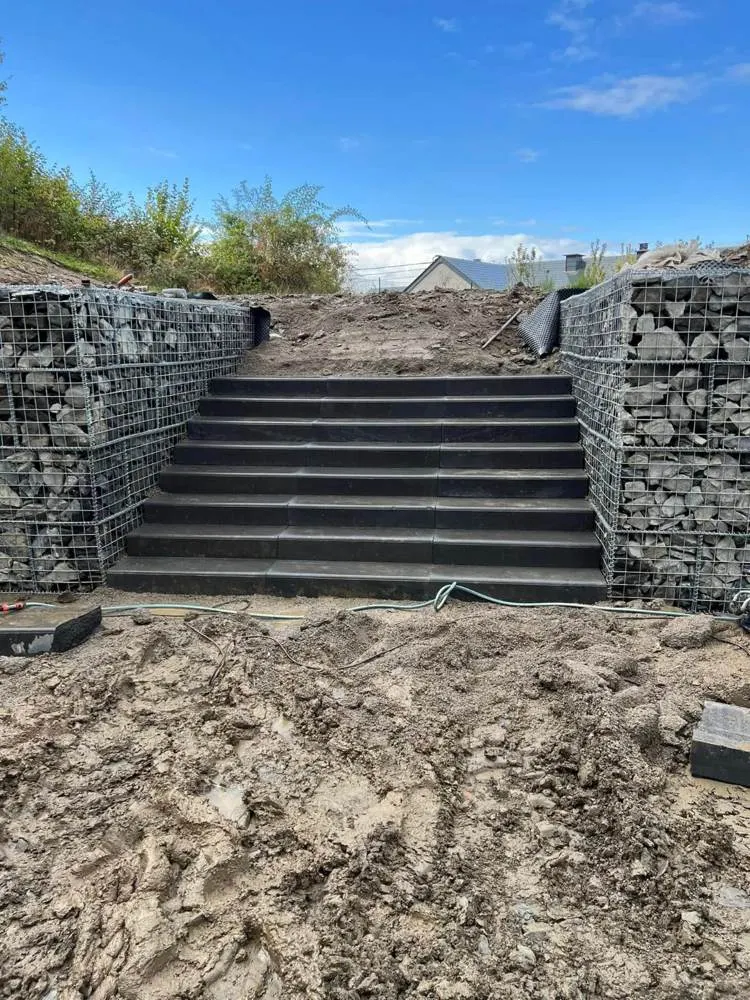 Escalier extérieur entre murs de gabions