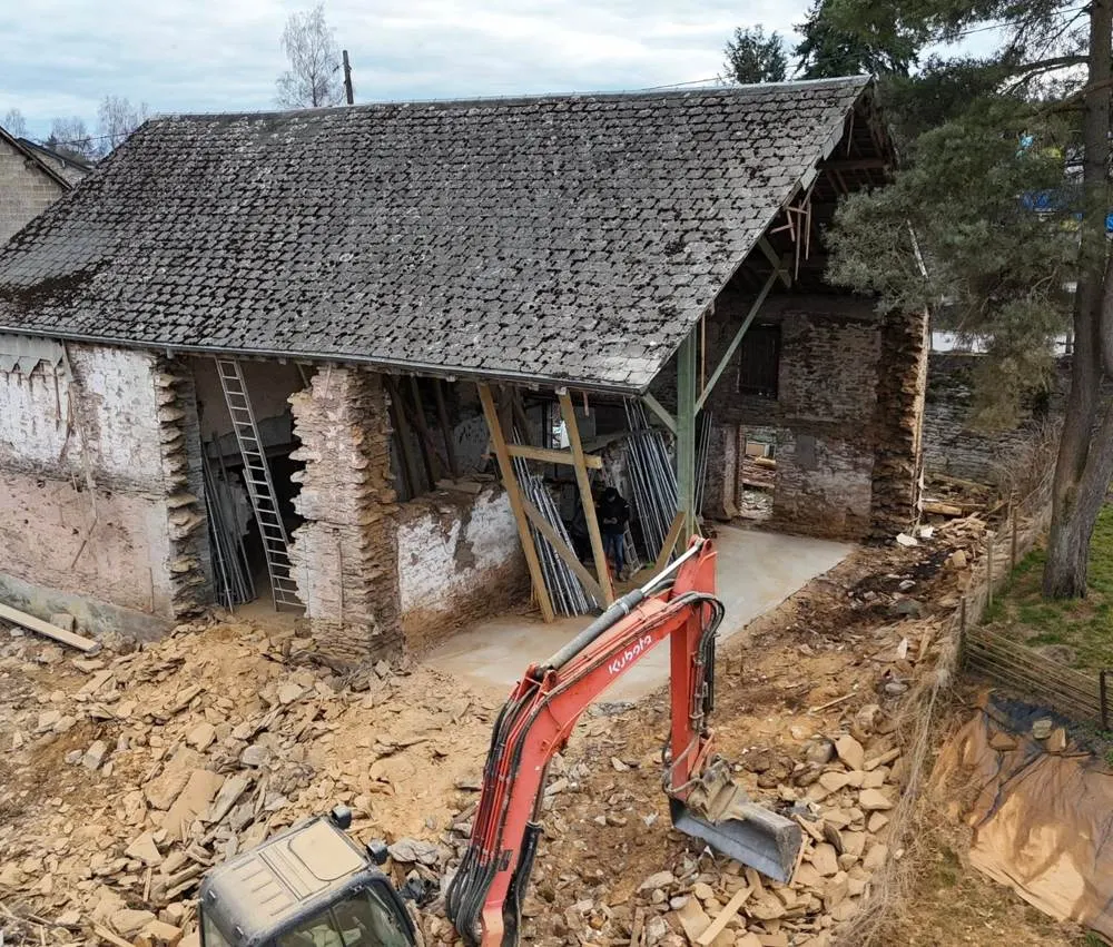 Démolition d'une ancienne grange à la pelle